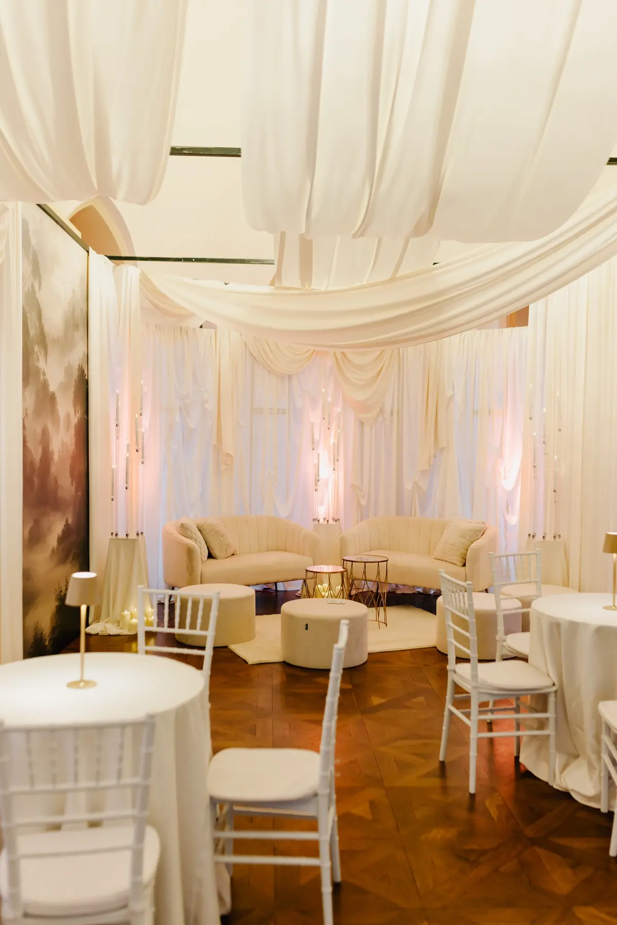 Lounge zóna pod jemnou látkovou instalací